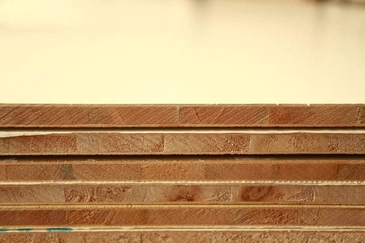 Sampel fisik material Blockboard 18 mm dengan inti kayu solid