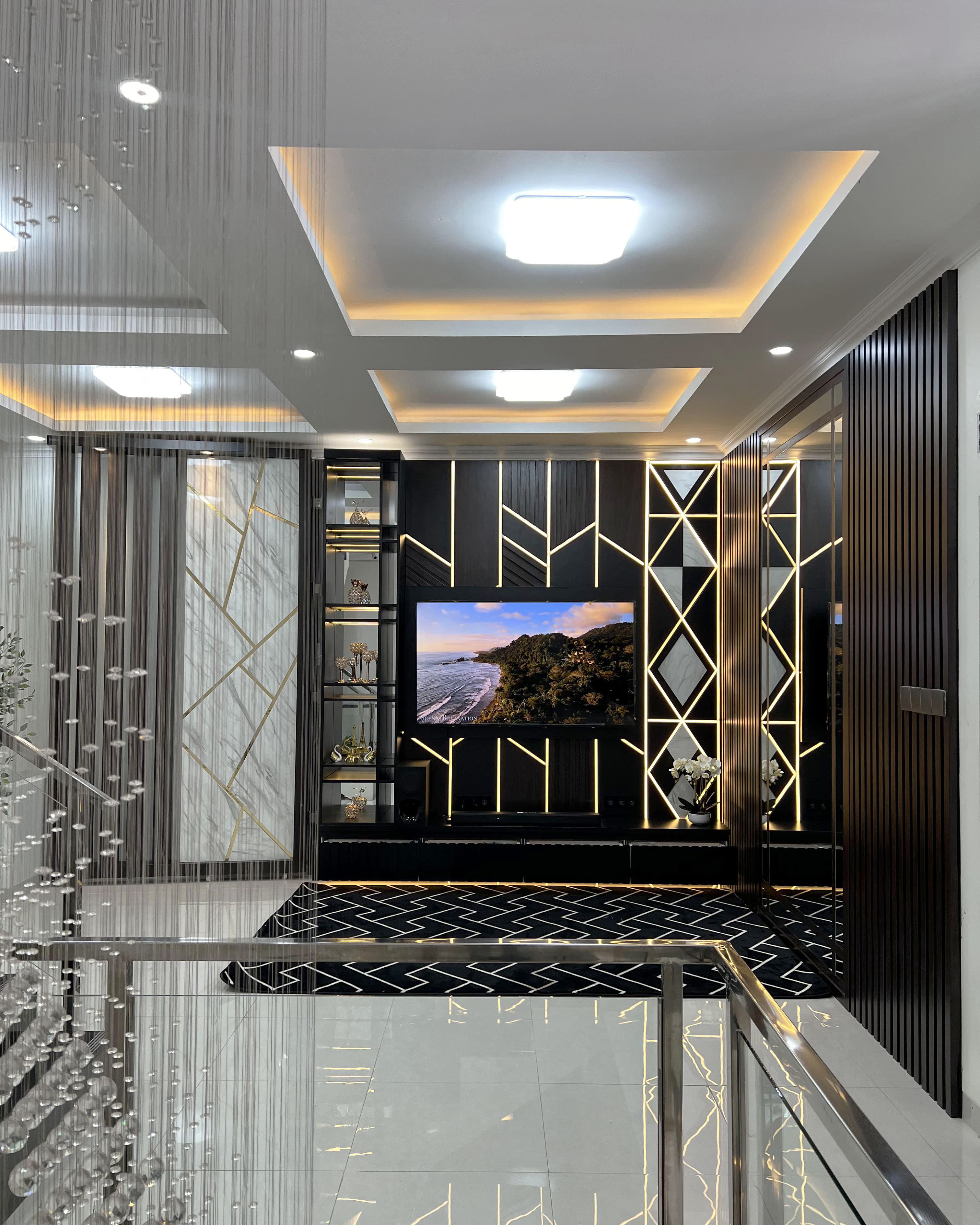 Perspektif sudut area ruang keluarga dengan Backdrop TV kustom