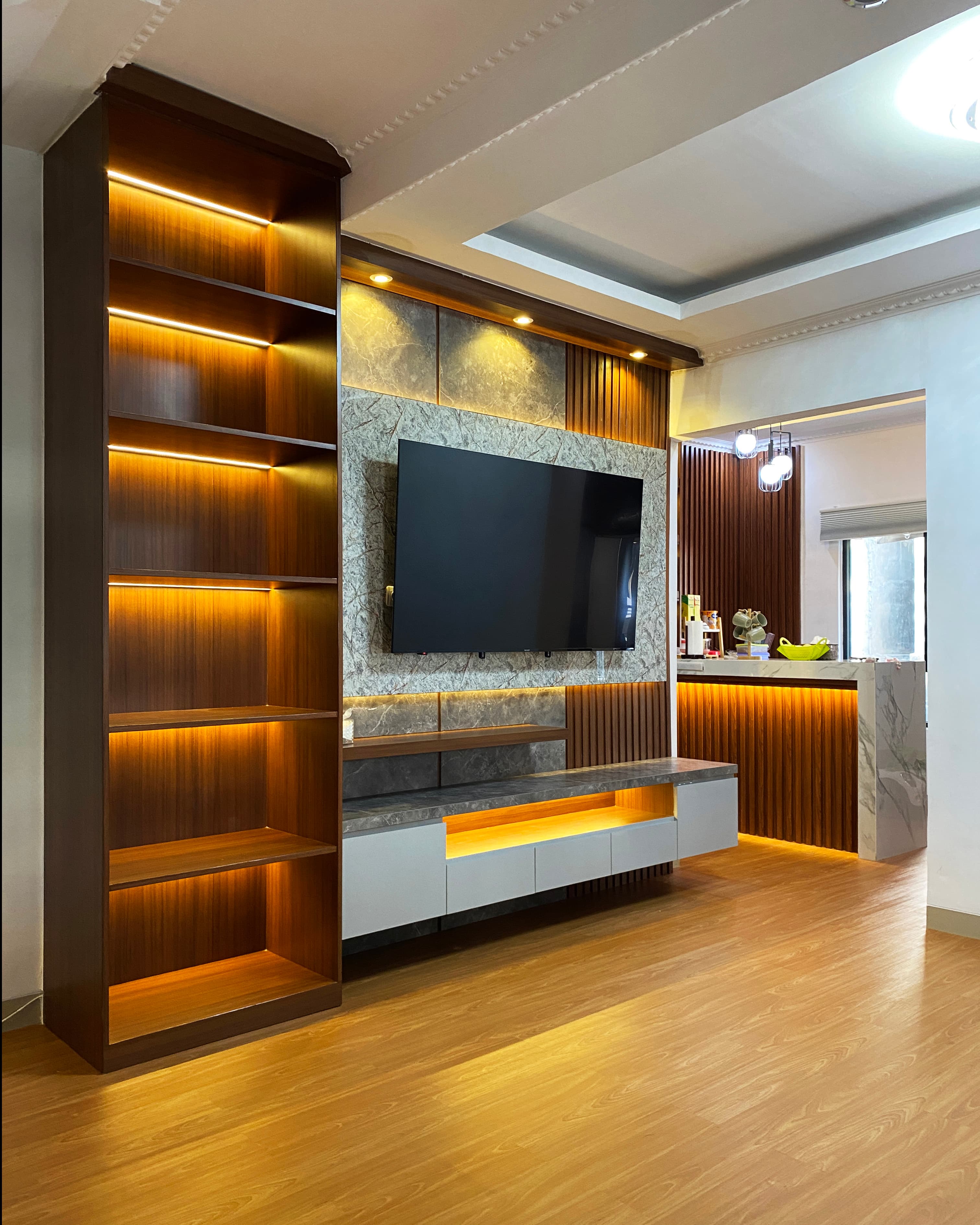 Tampilan built-in cabinet Backdrop TV dengan pencahayaan hangat
