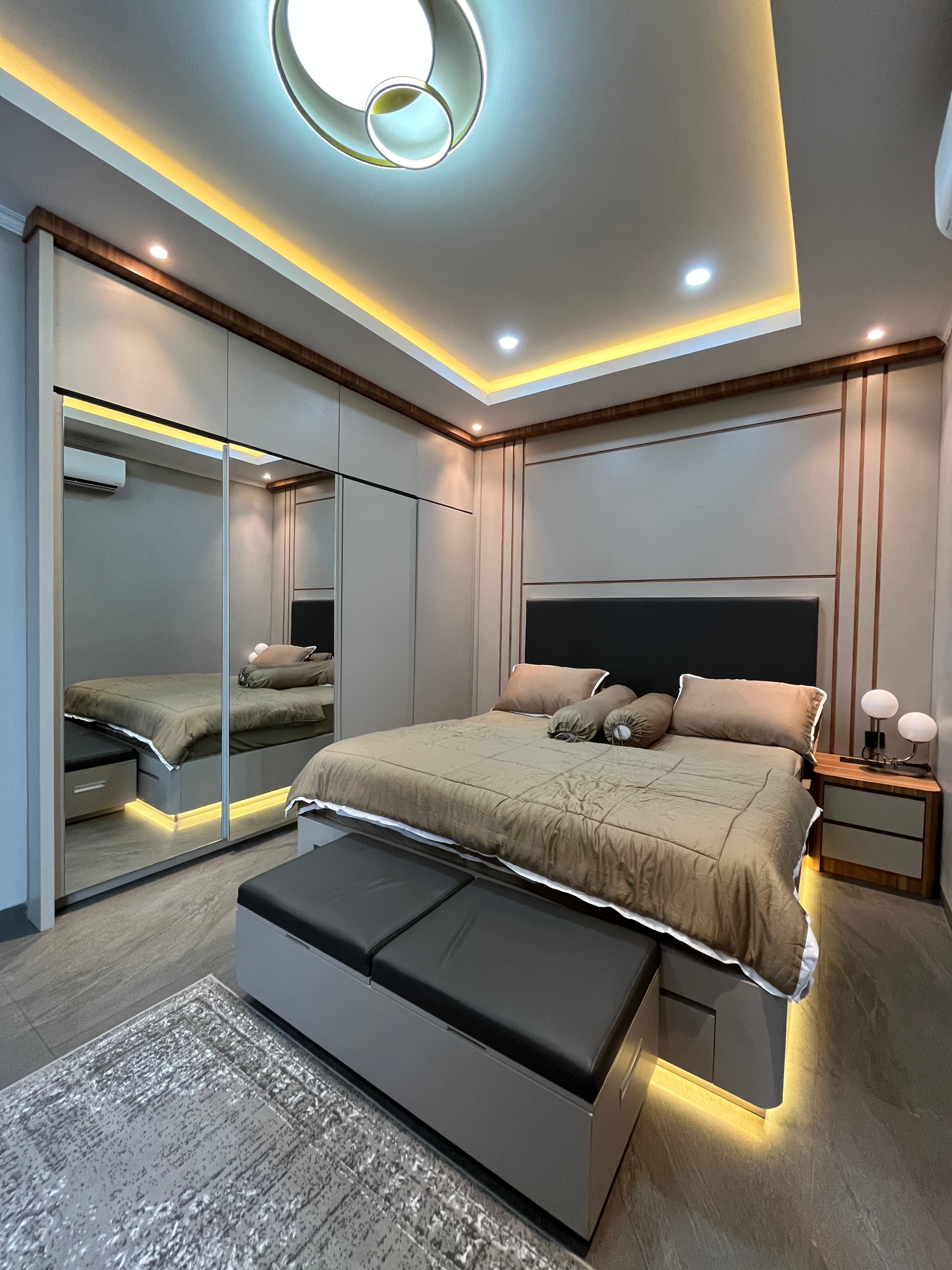 Tampilan utama Master Bedroom karya NACIRA STUDIO dengan headboard kustom