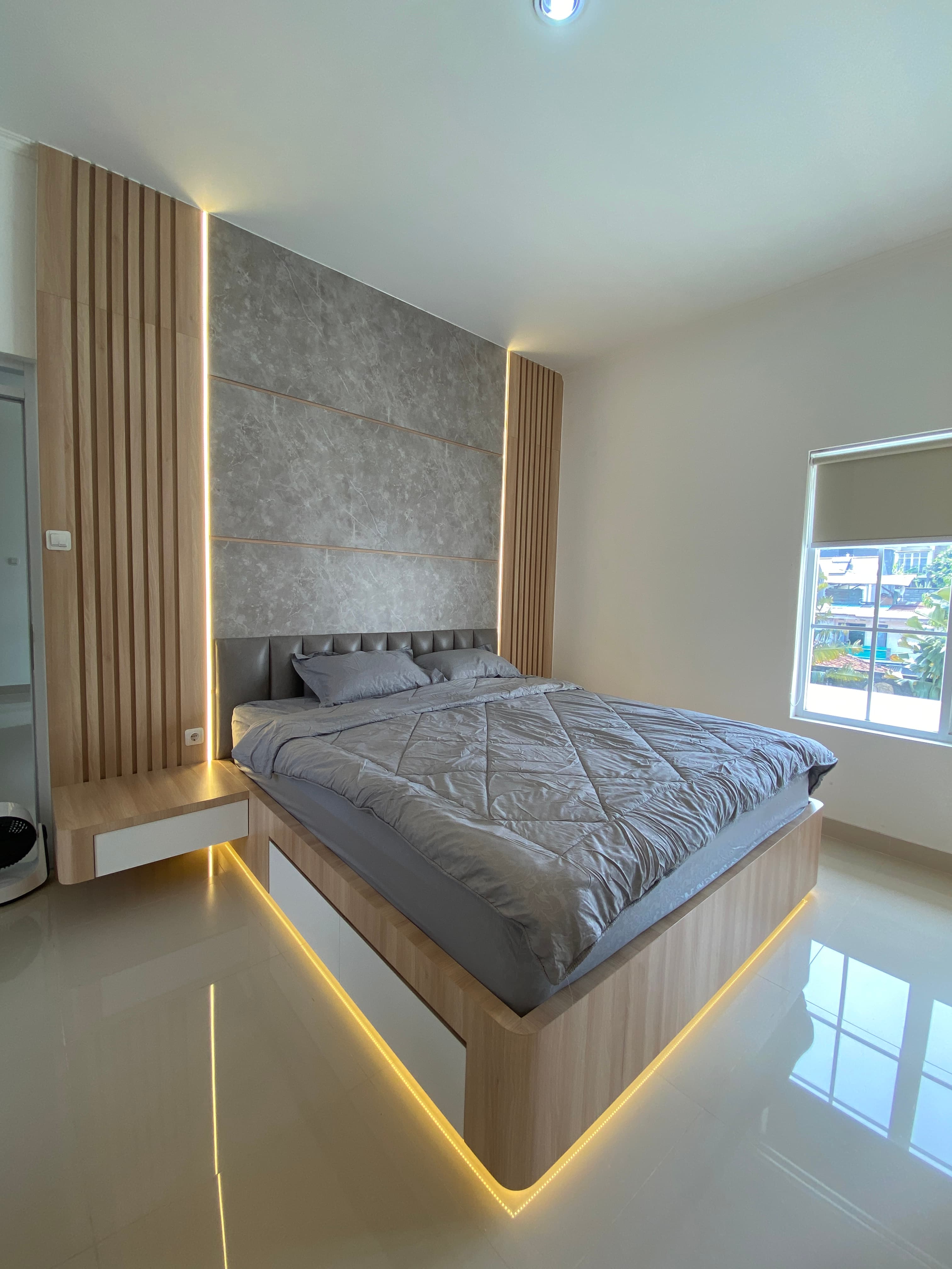 Sudut pandang pencahayaan temaram malam hari pada kamar tidur