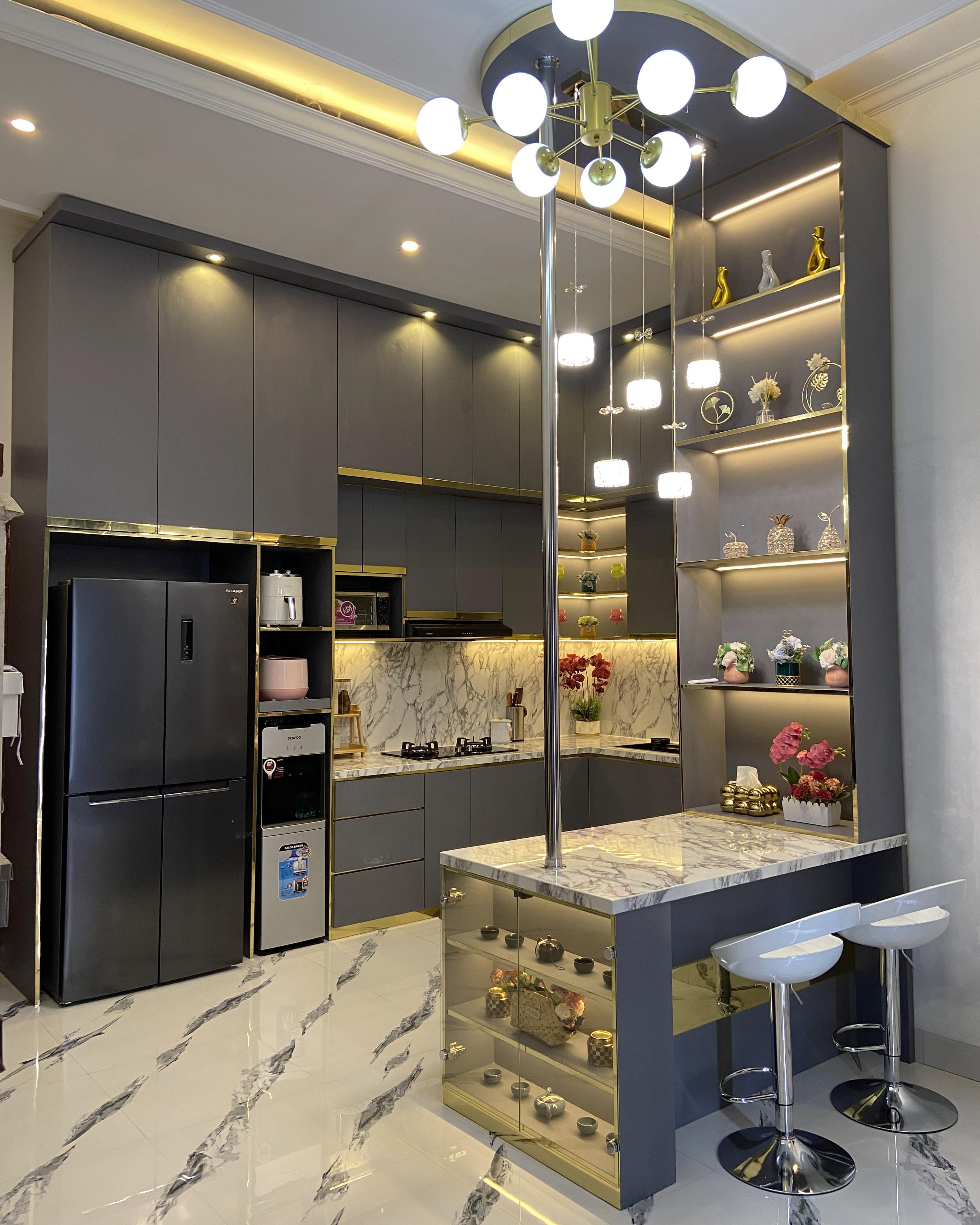 Suasana malam hari dengan pencahayaan temaram area kitchen set