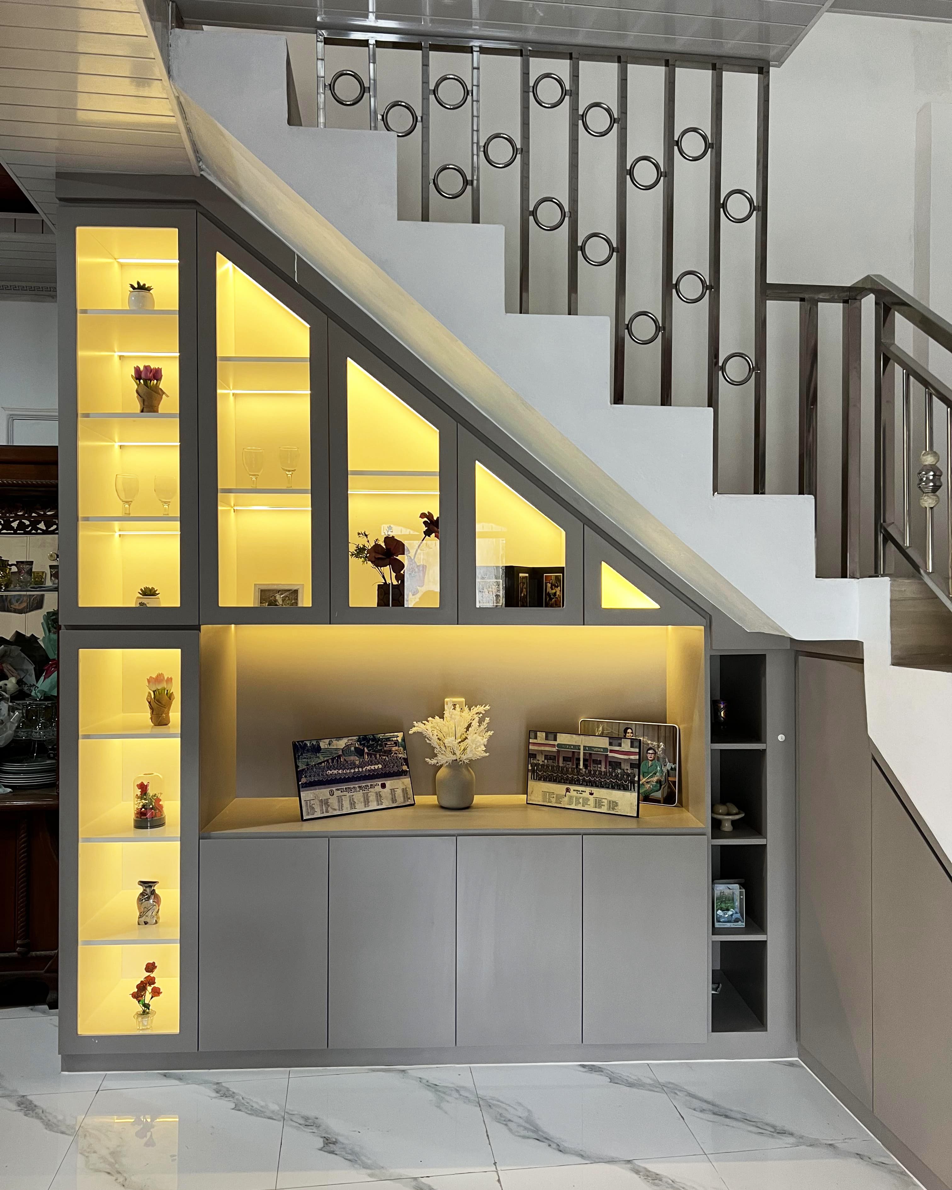 Detail kabinet display lemari bawah tangga dan pintu kaca aluminium