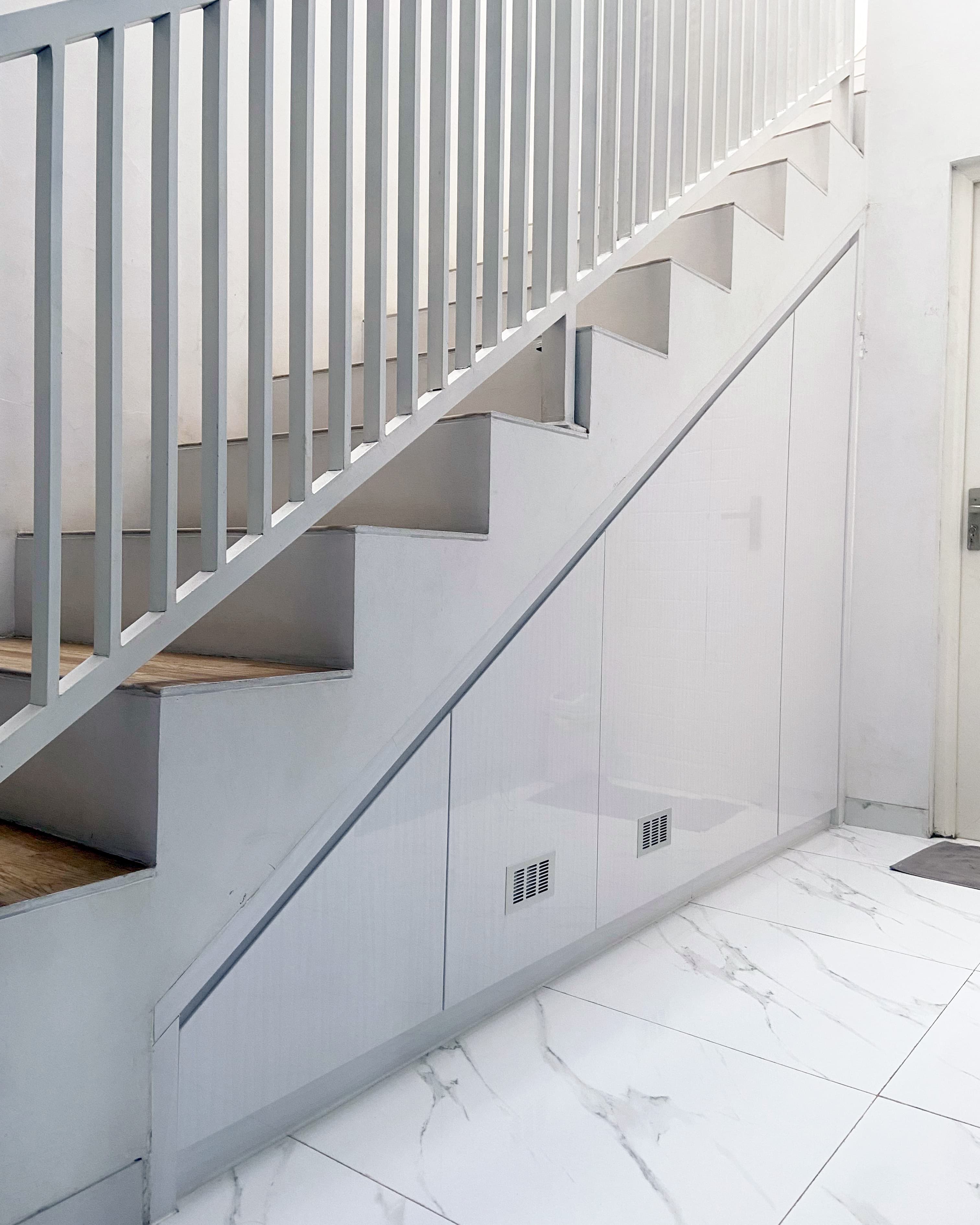 Lemari bawah tangga kustom built-in proyek Arcamanik