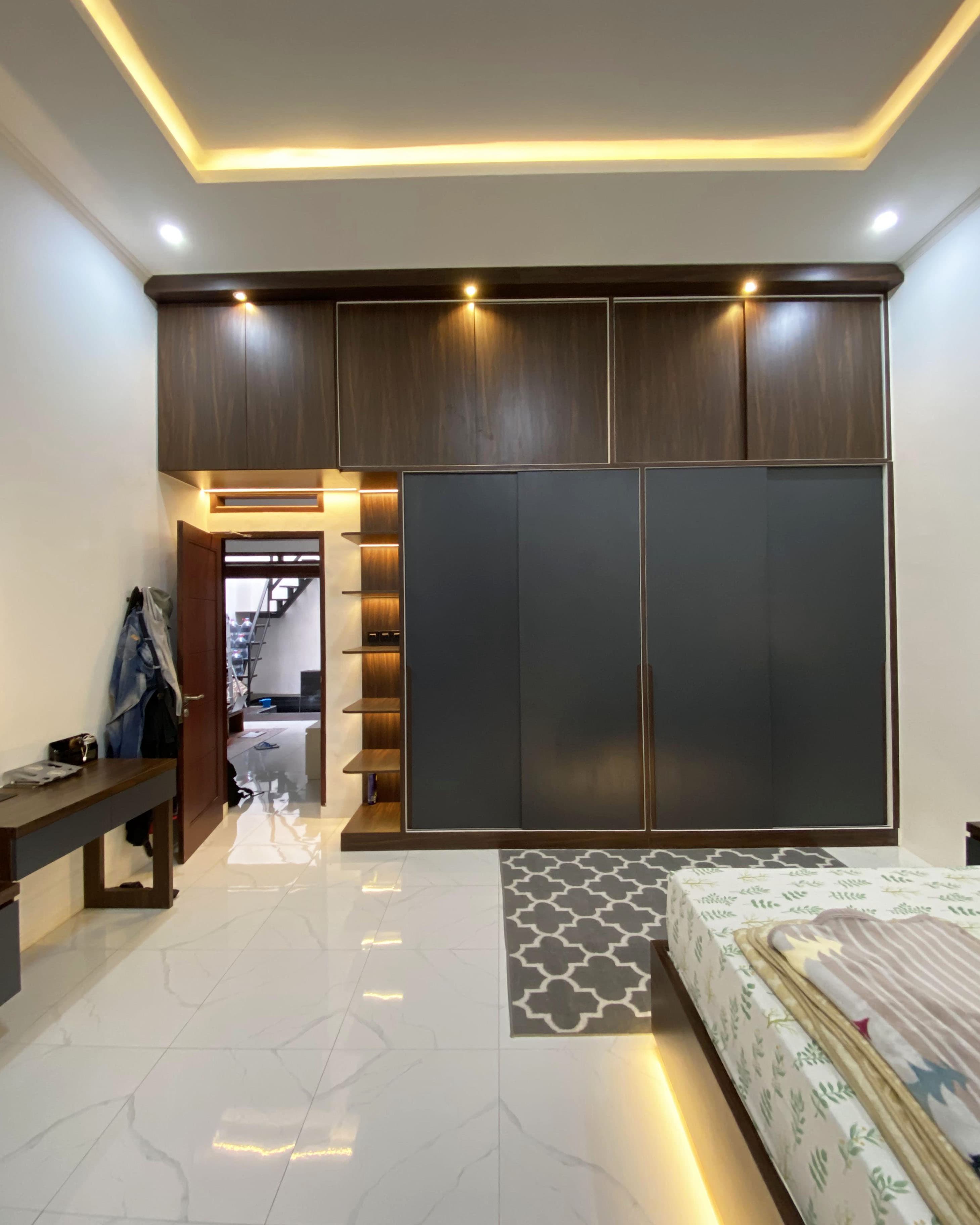 Detail sudut kabinet pakaian kustom dan lis emas