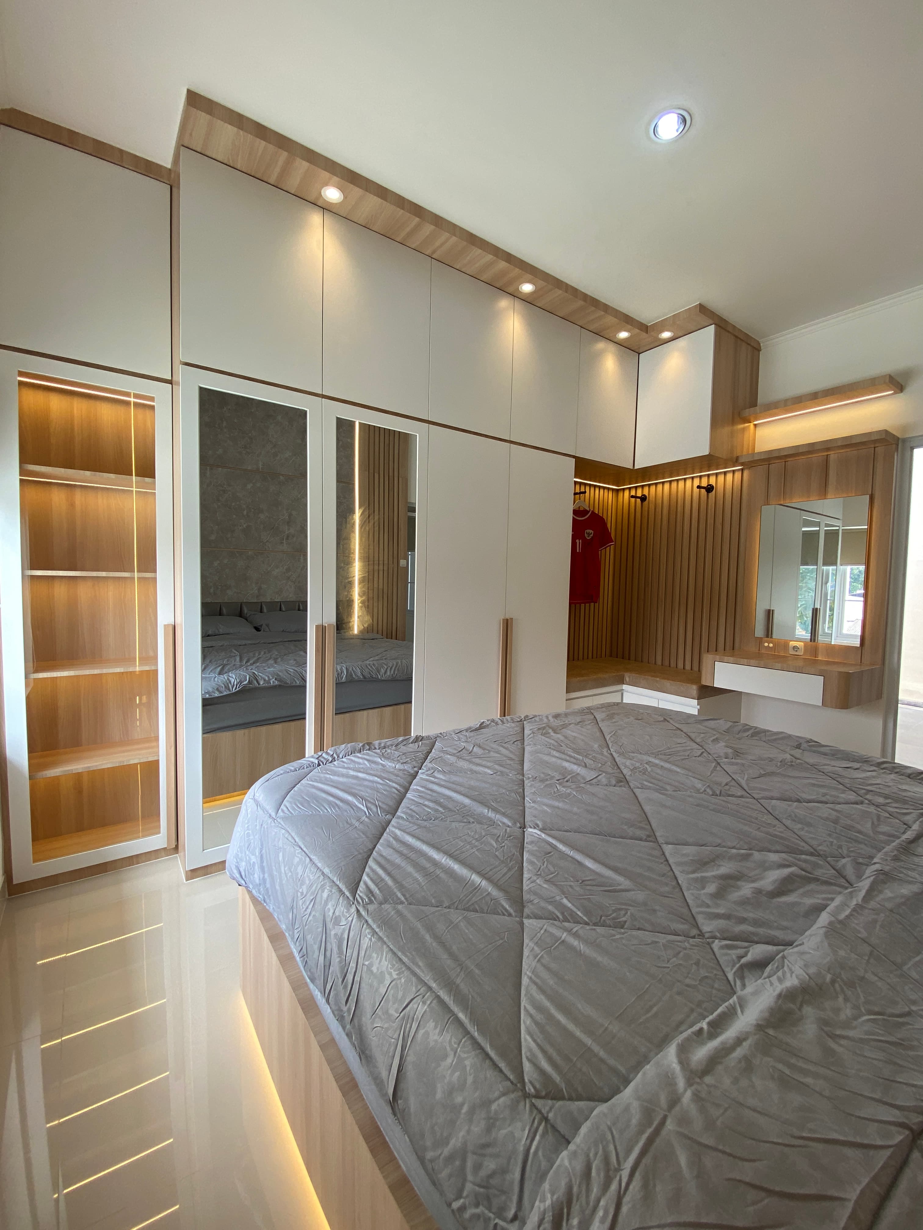 Presisi finishing permukaan multipleks dan laci soft-close