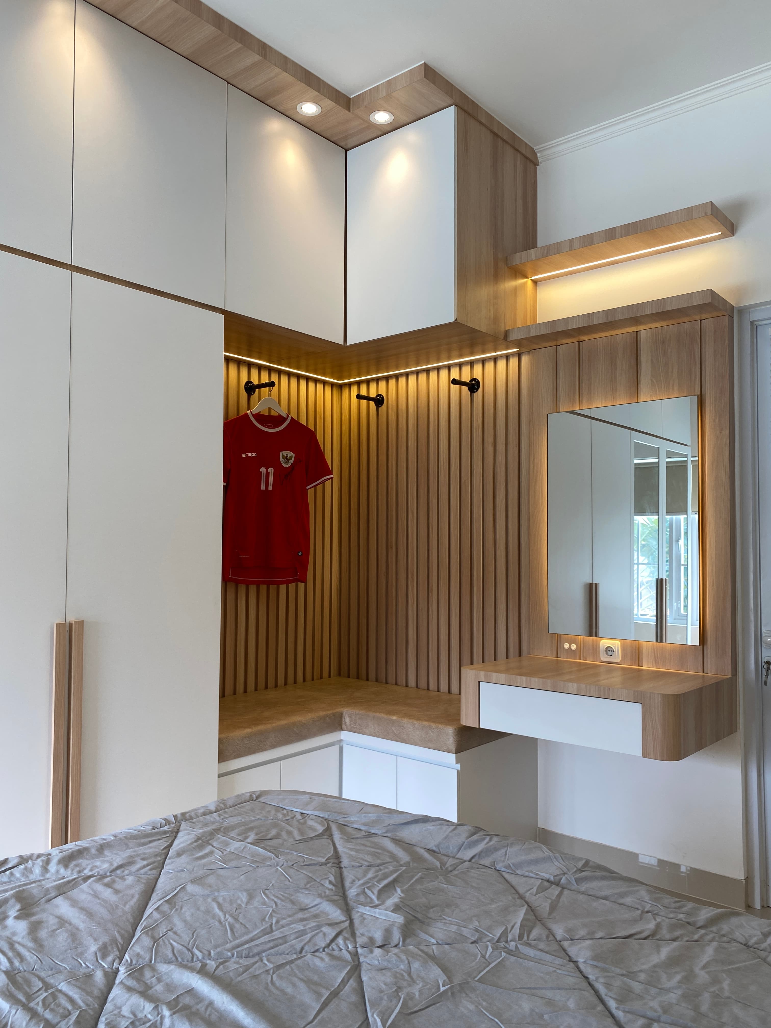 Tampilan komprehensif area dressing room dan walk-in closet