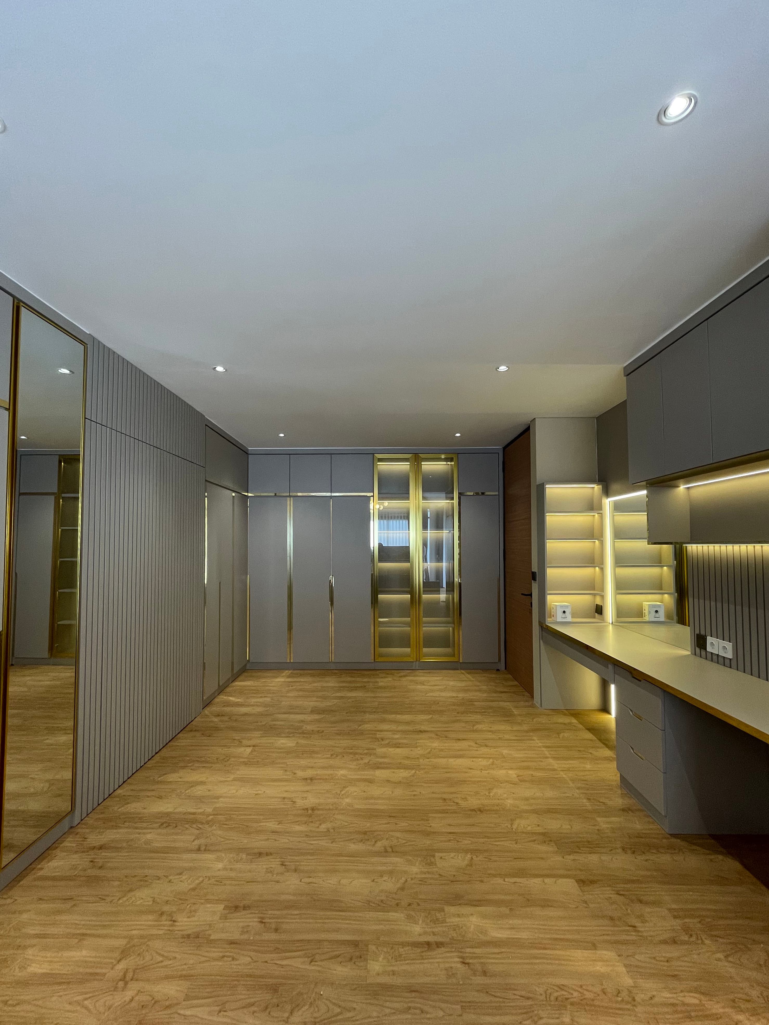 Tampilan utama Custom Walk-in Closet karya NACIRA STUDIO