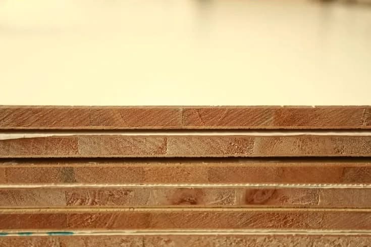 Sampel fisik material Blockboard 18 mm dengan inti kayu solid