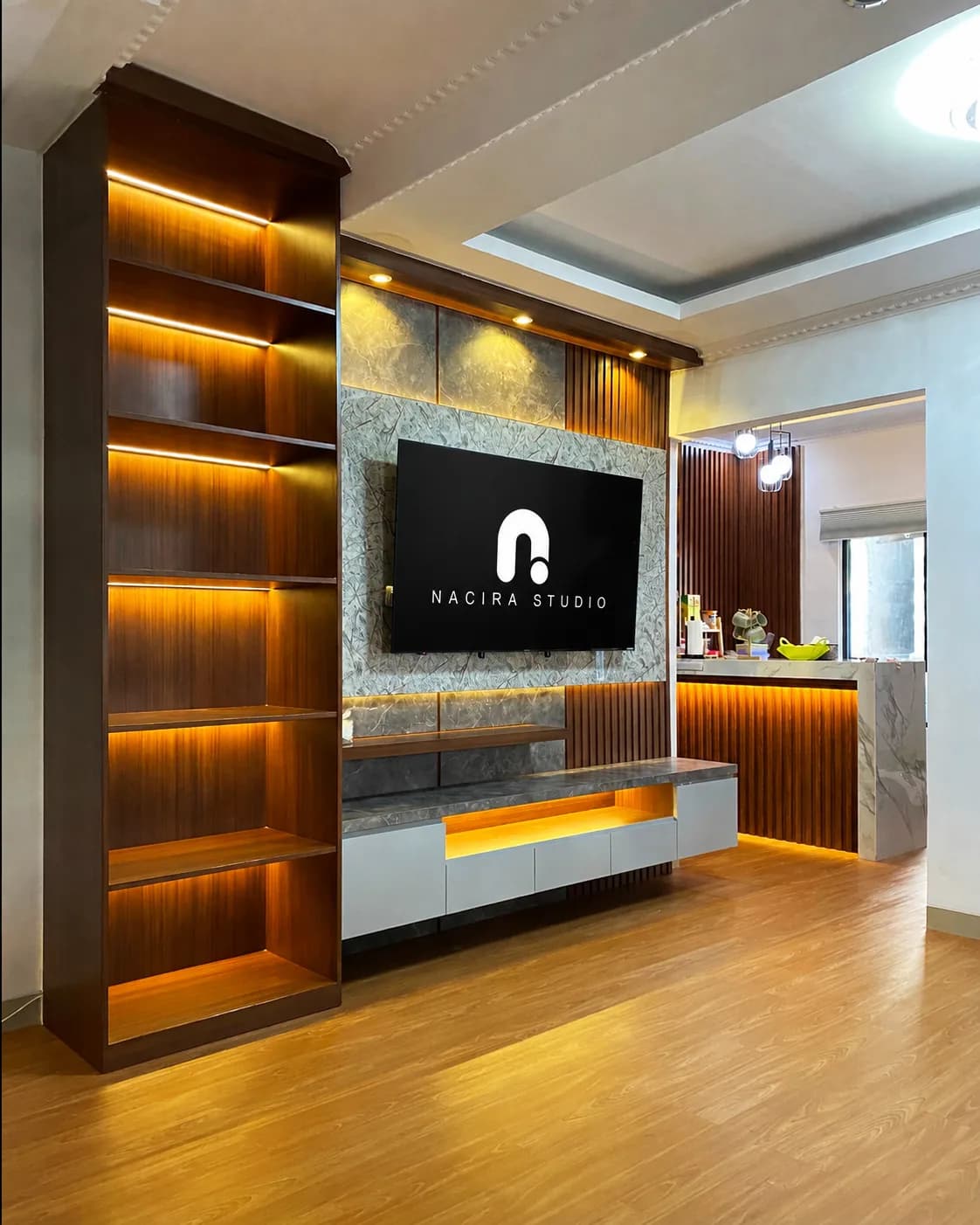Tampilan built-in cabinet Backdrop TV dengan pencahayaan hangat