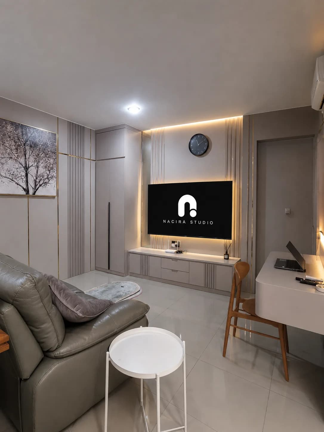 Tampilan keseluruhan area ruang utama dengan Backdrop TV