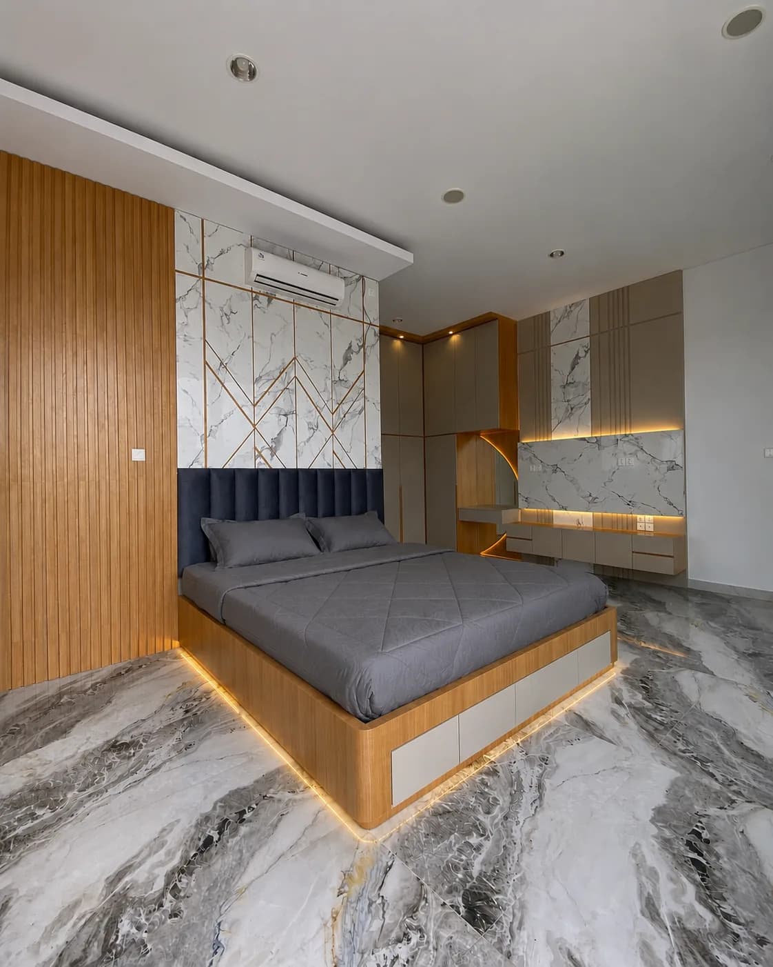 Tampilan lemari built-in wardrobe dengan pencahayaan LED tersembunyi