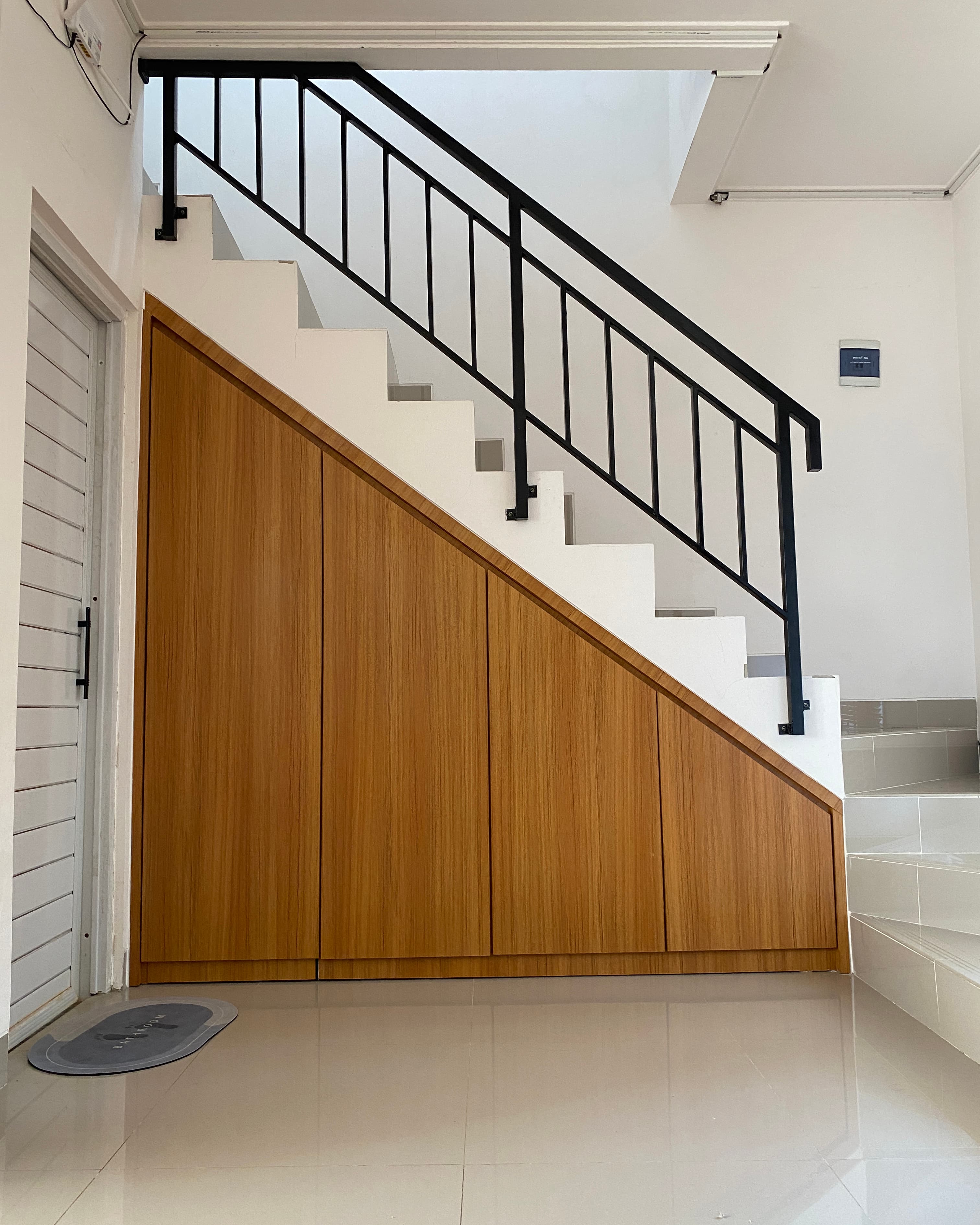 Detail pengorganisasian interior lemari bawah tangga Bojongsoang