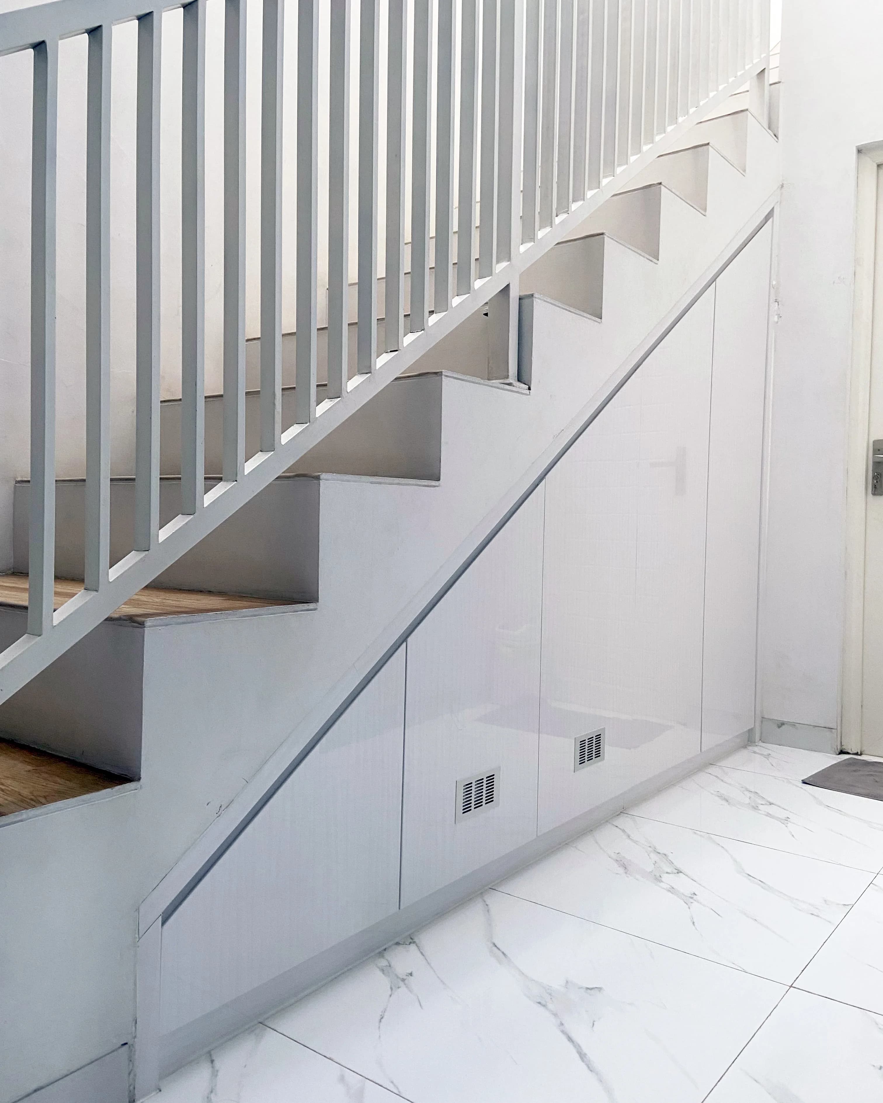 Lemari bawah tangga kustom built-in proyek Arcamanik